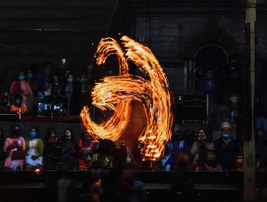Kathmandu: Pashupatinath Aarati & Cremation Evening Tour - Walking beside the Bagmati River and cremation ghats