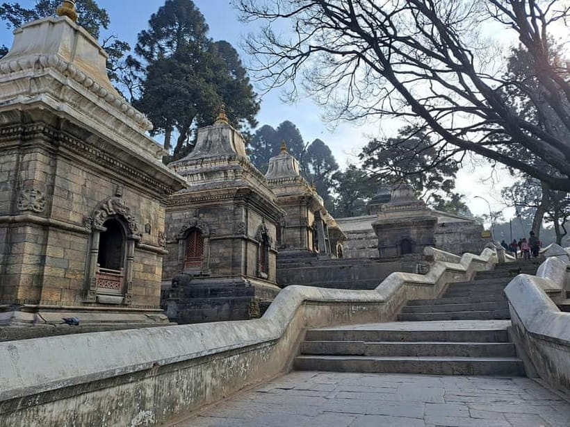 Katmandu: Pashupatinath Open Cremation & Evening Aarati - Finding a place for the evening Aarati